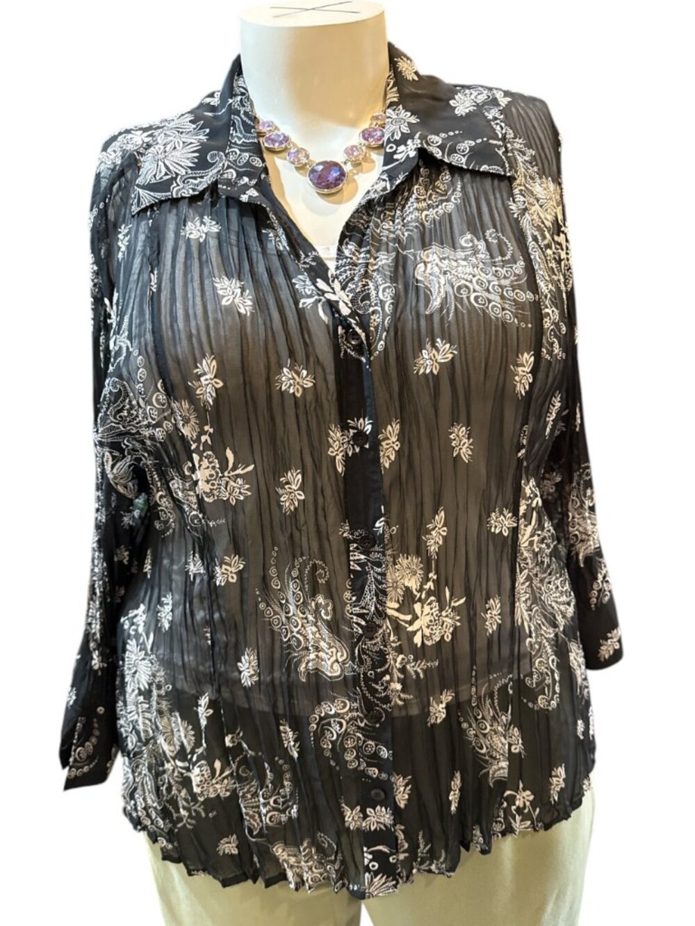 Como Woman Sz 3X Black & White Floral Sheer Crinkle Pleated Split Cuff Blouse